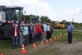 Агроинженеры сдавали экзамен, который дает право на управление тракторами и сельхозмашинами