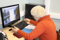 Пожилые люди постигают азы интернет-технологий