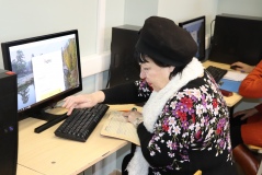 Пожилые люди постигают азы интернет-технологий