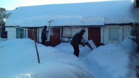 "Содружество отзывчивых сердец" помогали ветерану ВОВ в расчистке от снега крыши дома