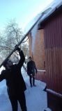 "Содружество отзывчивых сердец" помогали ветерану ВОВ в расчистке от снега крыши дома
