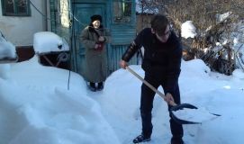 волонтеры помогли участнице ВОВ Черкасовой Маргарите Ивановне в расчистке двора от снега.