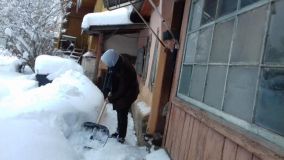 волонтеры помогли пожилым людям в расчистке дворовой территории от снега.