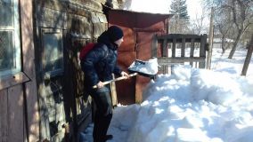 Волонтеры ЕГУ им. И.А.Бунина помогают пожилым людям в расчистке дворовой территории от снега. 