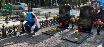 Волонтеры ЕГУ им. И.А. Бунина помогли убрать территорию могил ветеранов ВОВ на Елецком кладбище.