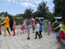 Добровольцы организовали праздник для детей и показали сказку "Волшебник Изумрудного Города"