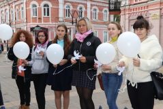 Обучающиеся ЕГУ приняли участие в акции "ГОЛУБЬ МИРА"